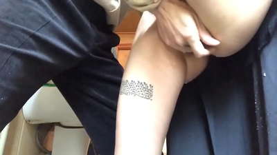 Squirt al bany de l'escola, un autèntic orgasme espumós: el meu professor va fer tot el possible